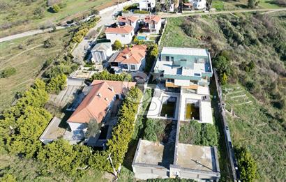 FOÇA KOZBEYLİ'DE 5+1 TRİPLEX LOFT HAVUZLU SATILIK MÜSTAKİL VİLLA