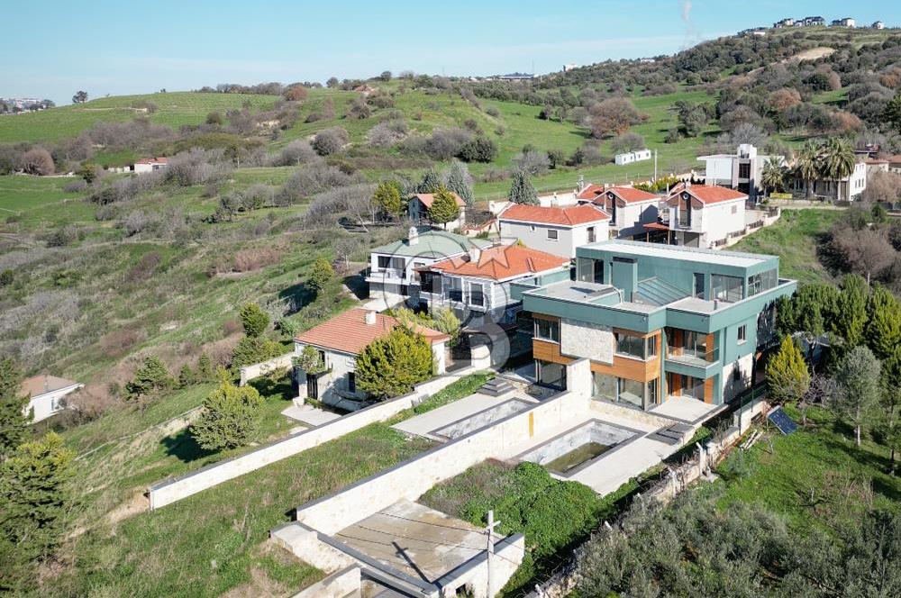 FOÇA KOZBEYLİ'DE 5+1 TRİPLEX LOFT HAVUZLU SATILIK MÜSTAKİL VİLLA