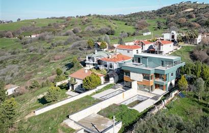 FOÇA KOZBEYLİ'DE 5+1 TRİPLEX LOFT HAVUZLU SATILIK MÜSTAKİL VİLLA