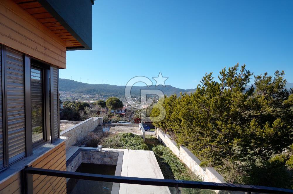FOÇA KOZBEYLİ'DE 5+1 TRİPLEX LOFT HAVUZLU SATILIK MÜSTAKİL VİLLA