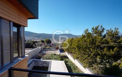 FOÇA KOZBEYLİ'DE 5+1 TRİPLEX LOFT HAVUZLU SATILIK MÜSTAKİL VİLLA