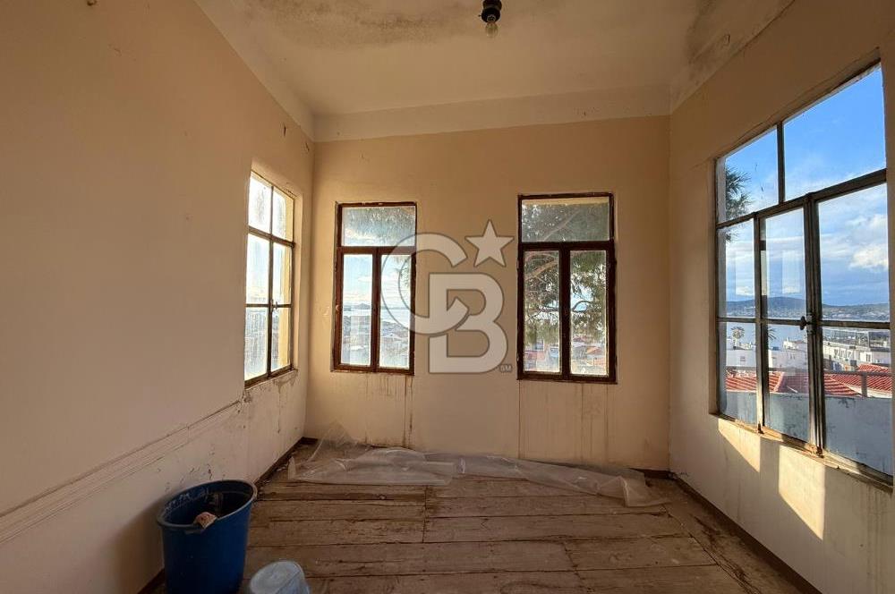 AYVALIK'TA SATILIK DENİZ MANZARALI TAŞ EV VE ARSASI