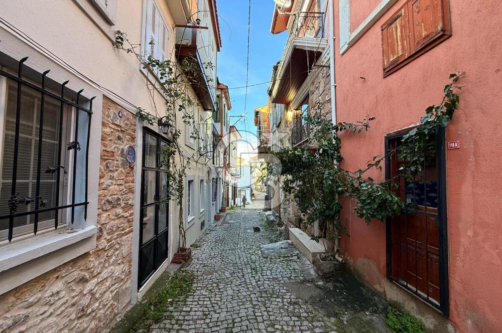 AYVALIK'TA SATILIK DENİZ MANZARALI TAŞ EV VE ARSASI