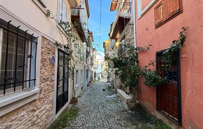 AYVALIK'TA SATILIK DENİZ MANZARALI TAŞ EV VE ARSASI