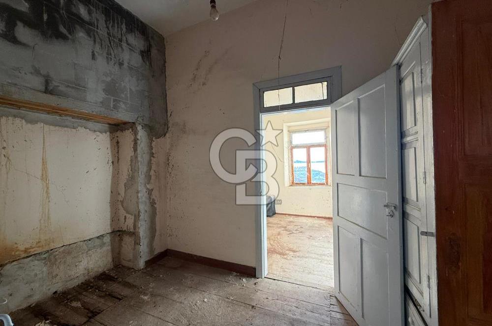 AYVALIK'TA SATILIK DENİZ MANZARALI TAŞ EV VE ARSASI