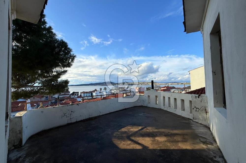 AYVALIK'TA SATILIK DENİZ MANZARALI TAŞ EV VE ARSASI