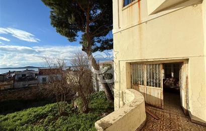 AYVALIK'TA SATILIK DENİZ MANZARALI TAŞ EV VE ARSASI