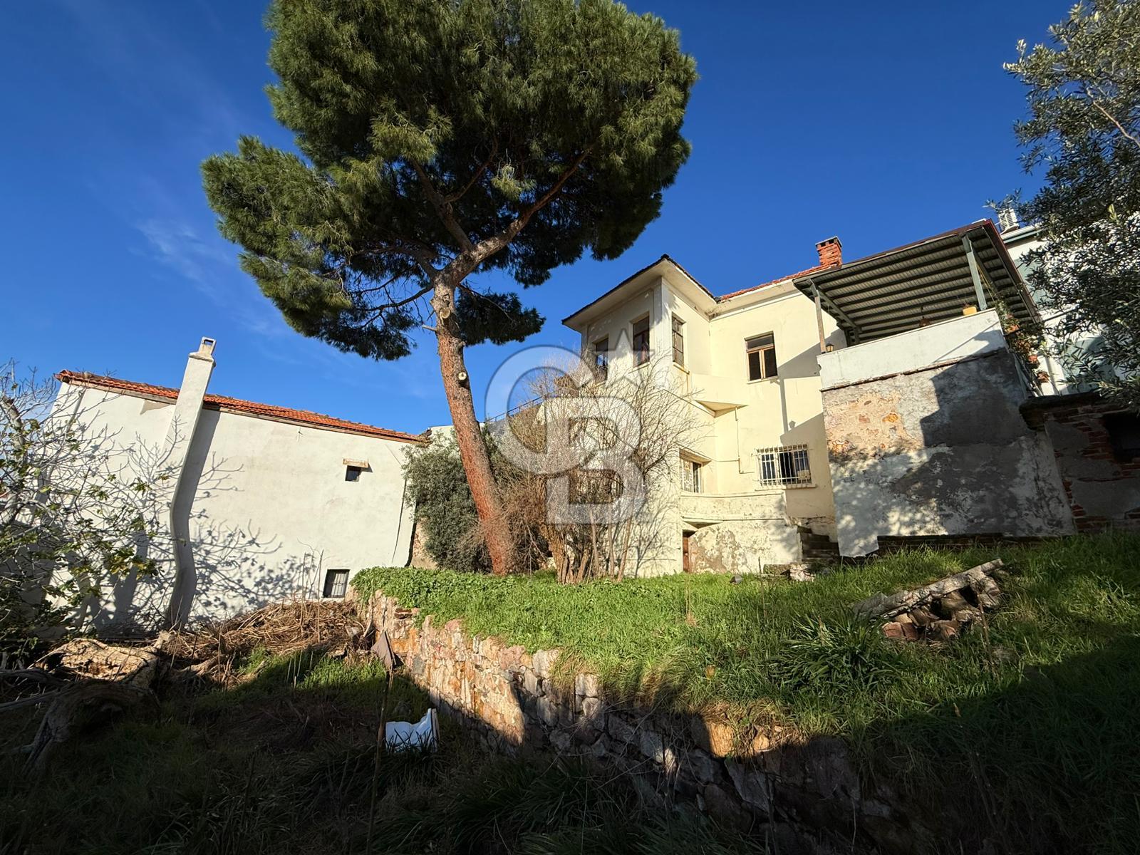 AYVALIK'TA SATILIK DENİZ MANZARALI TAŞ EV VE ARSASI