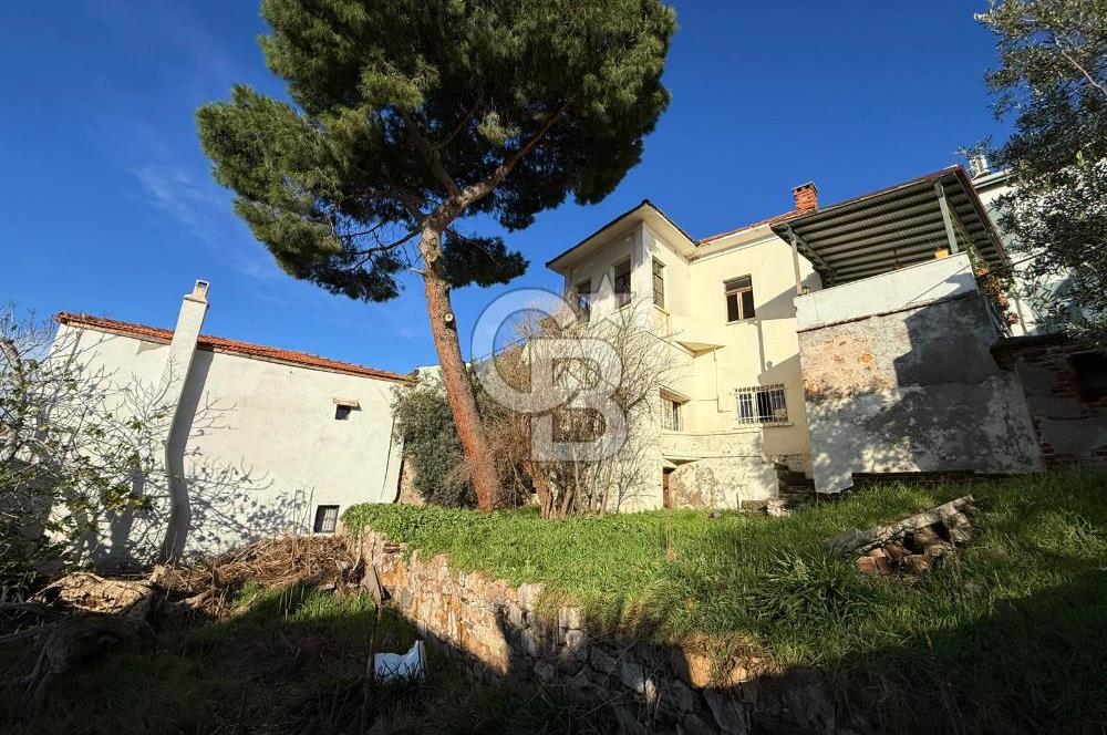 AYVALIK'TA SATILIK DENİZ MANZARALI TAŞ EV VE ARSASI