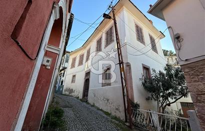 AYVALIK'TA SATILIK DENİZ MANZARALI TAŞ EV VE ARSASI