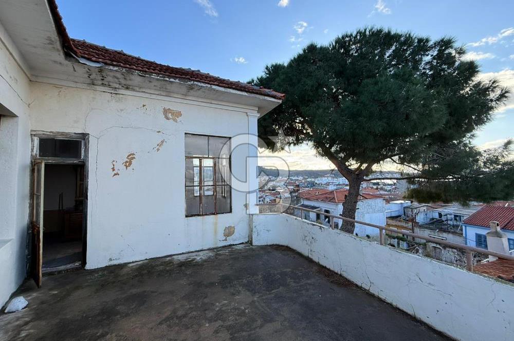 AYVALIK'TA SATILIK DENİZ MANZARALI TAŞ EV VE ARSASI