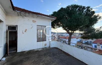 AYVALIK'TA SATILIK DENİZ MANZARALI TAŞ EV VE ARSASI