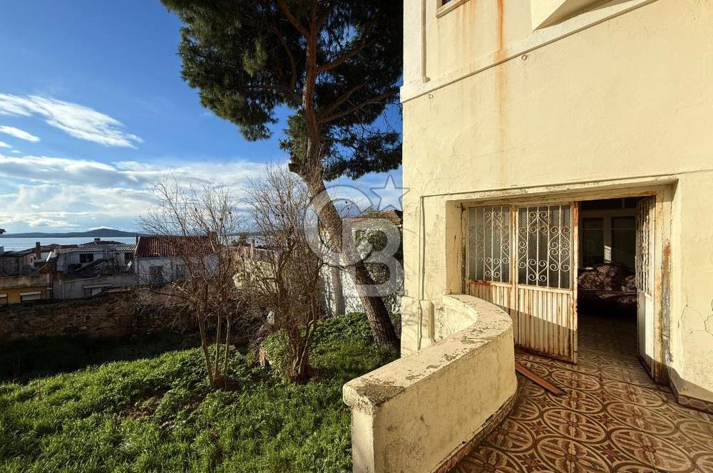 AYVALIK'TA SATILIK DENİZ MANZARALI TAŞ EV VE ARSASI