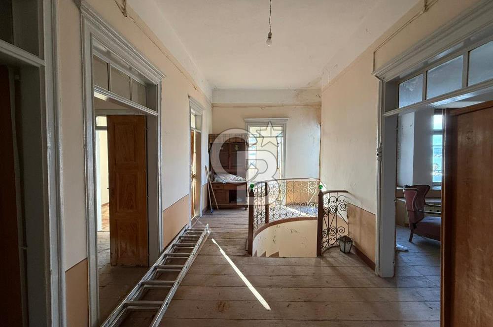 AYVALIK'TA SATILIK DENİZ MANZARALI TAŞ EV VE ARSASI