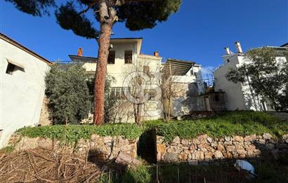 AYVALIK'TA SATILIK DENİZ MANZARALI TAŞ EV VE ARSASI