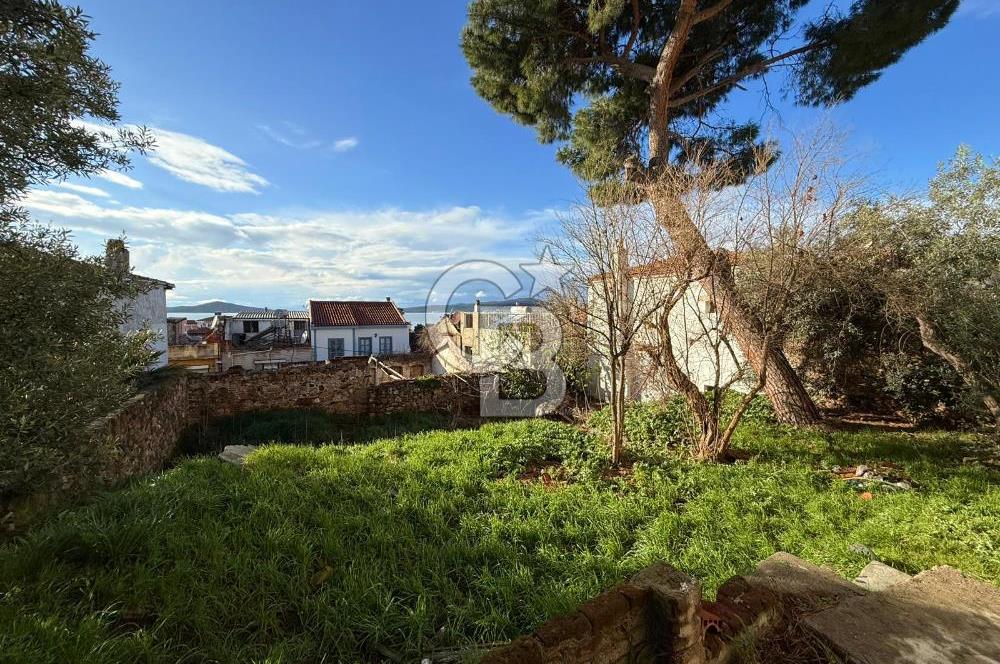 AYVALIK'TA SATILIK DENİZ MANZARALI TAŞ EV VE ARSASI