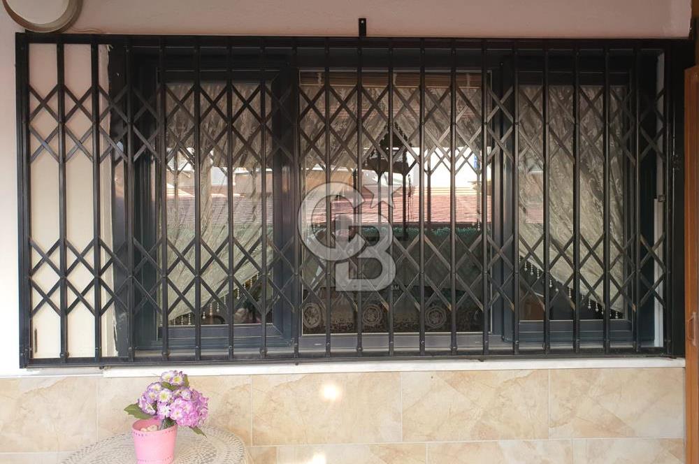 ÇANDARLI’DA DENİZE YÜRÜME MESAFESİND SATILIK EŞYALI VE HAZIR VİLLA