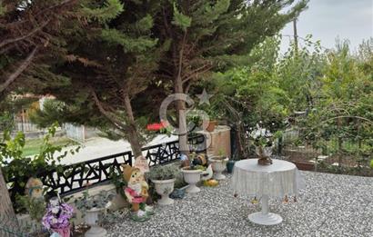 ÇANDARLI’DA DENİZE YÜRÜME MESAFESİND SATILIK EŞYALI VE HAZIR VİLLA