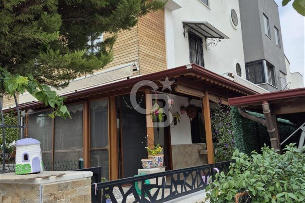 ÇANDARLI’DA DENİZE YÜRÜME MESAFESİND SATILIK EŞYALI VE HAZIR VİLLA