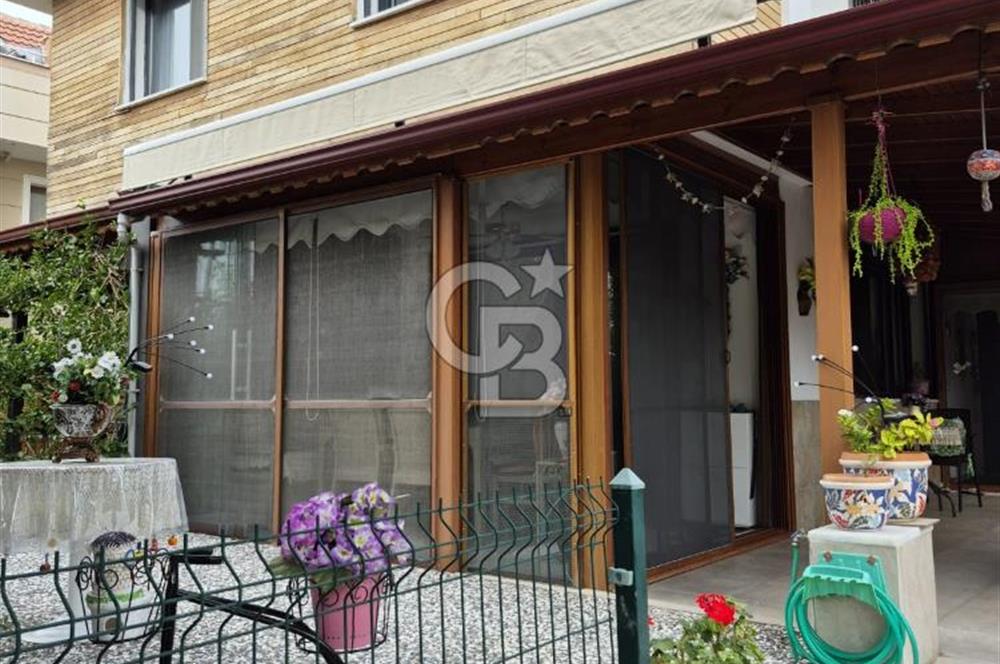 ÇANDARLI’DA DENİZE YÜRÜME MESAFESİND SATILIK EŞYALI VE HAZIR VİLLA