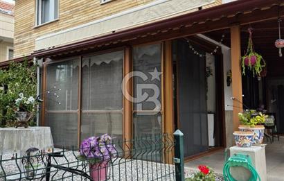 ÇANDARLI’DA DENİZE YÜRÜME MESAFESİND SATILIK EŞYALI VE HAZIR VİLLA