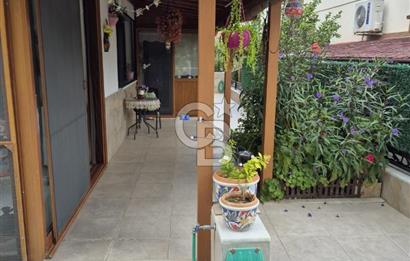 ÇANDARLI’DA DENİZE YÜRÜME MESAFESİND SATILIK EŞYALI VE HAZIR VİLLA