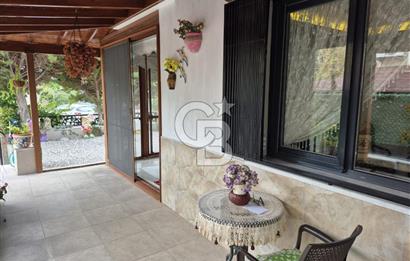 ÇANDARLI’DA DENİZE YÜRÜME MESAFESİND SATILIK EŞYALI VE HAZIR VİLLA