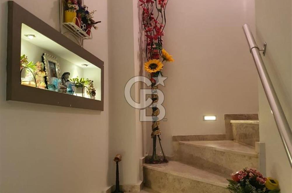 ÇANDARLI’DA DENİZE YÜRÜME MESAFESİND SATILIK EŞYALI VE HAZIR VİLLA