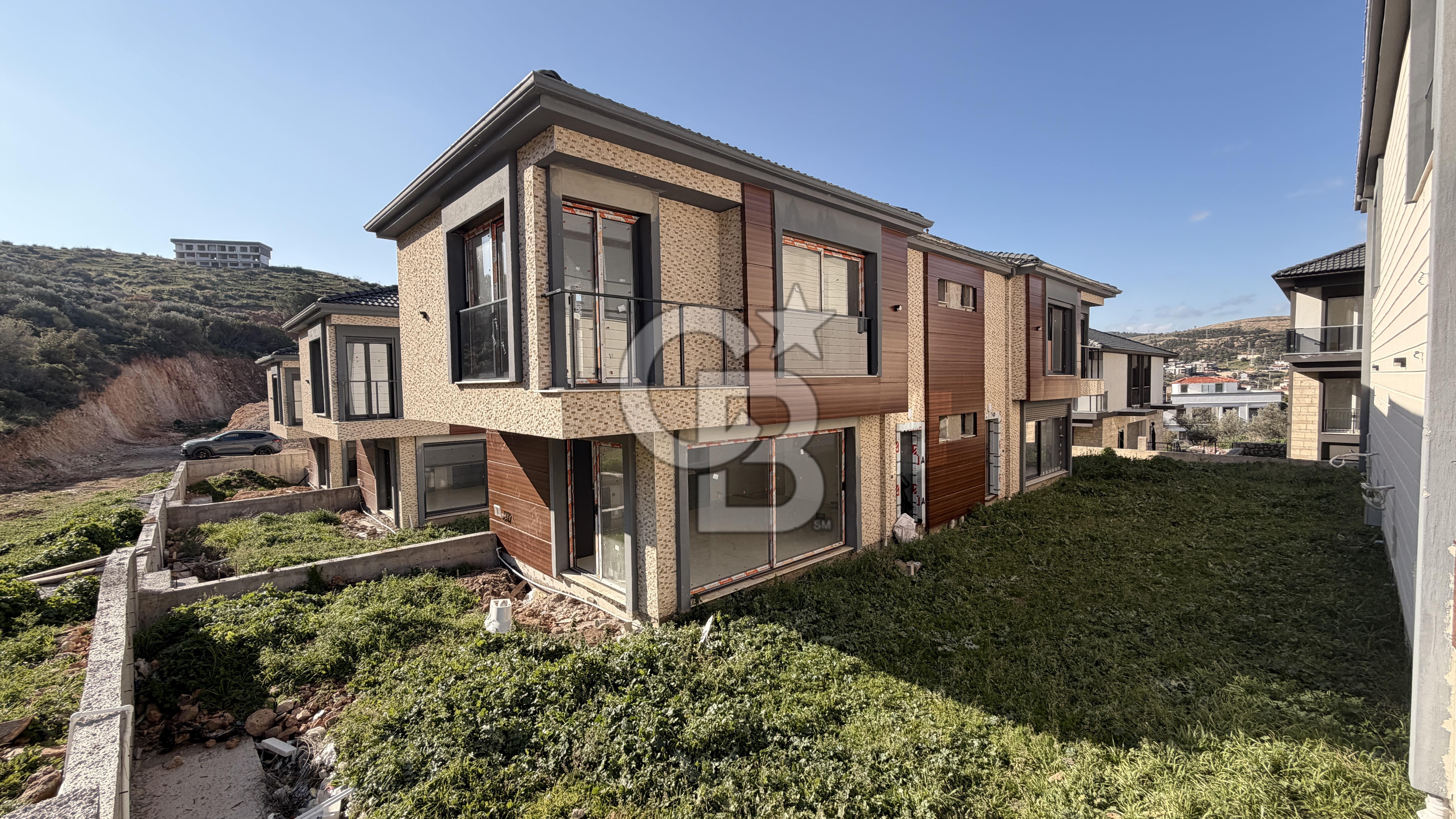 Yeni Foça’da Satılık 4+1 Bahçeli Müstakil Yaşam