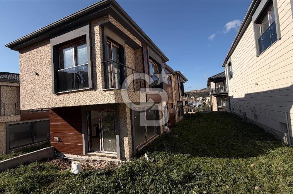 Yeni Foça’da Satılık 4+1 Bahçeli Müstakil Yaşam