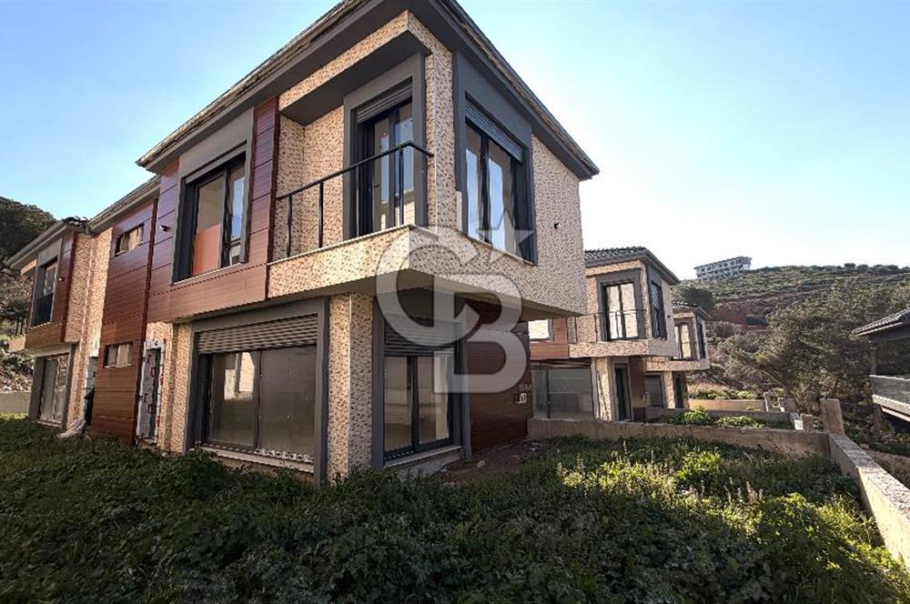 Yeni Foça’da Satılık 4+1 Bahçeli Müstakil Yaşam