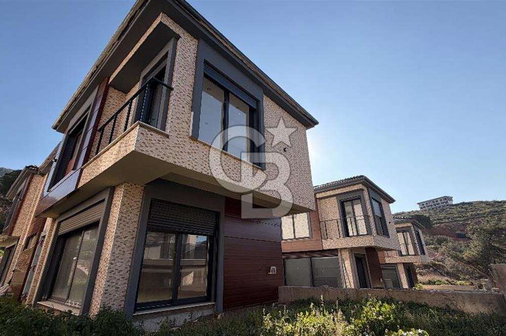 Yeni Foça’da Satılık 4+1 Bahçeli Müstakil Yaşam