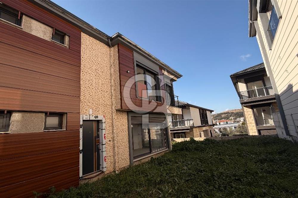 Yeni Foça’da Satılık 4+1 Bahçeli Müstakil Yaşam