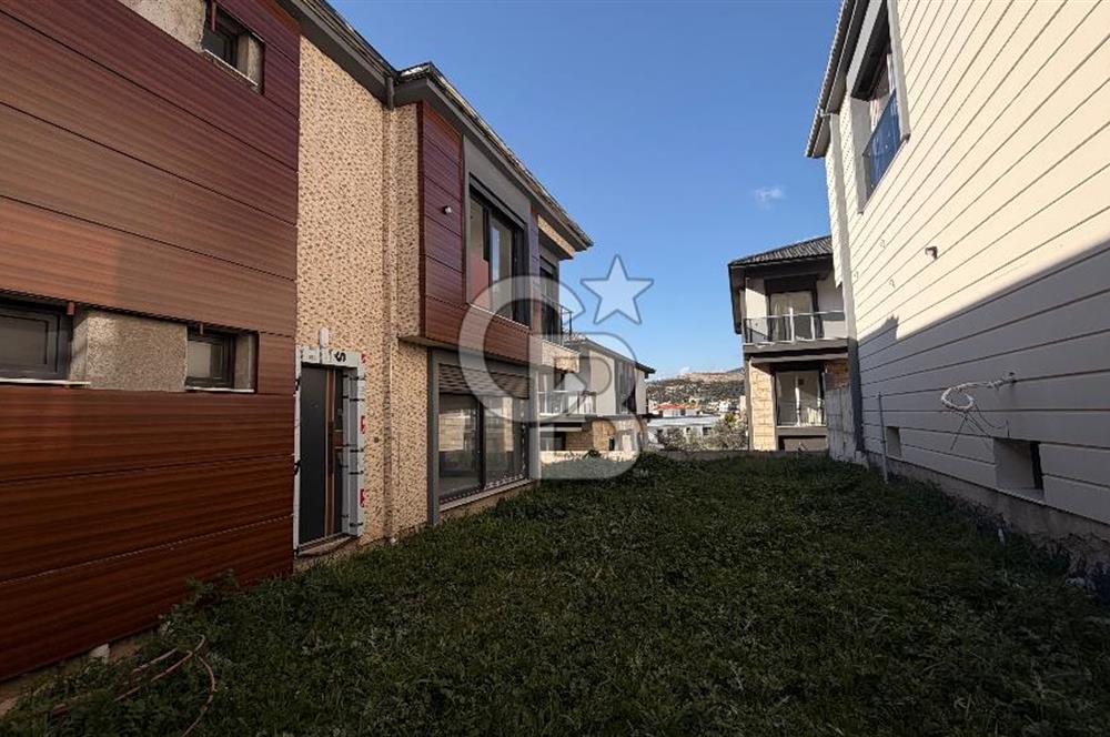 Yeni Foça’da Satılık 4+1 Bahçeli Müstakil Yaşam