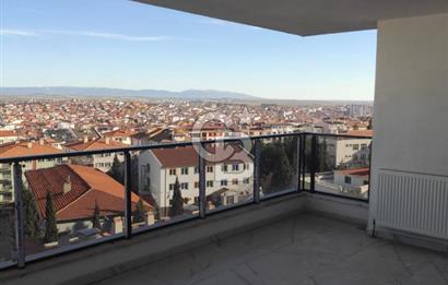UŞAK MERKEZDE MANZARALI CAM BALKONLU 3+1 SATILIK DAİRE