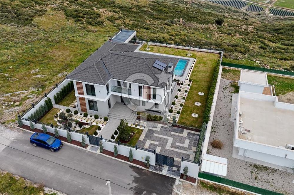 FOÇA YENİBAĞARASI'DA 5+1 TRİPLEX LOFT DENİZ MANZARALI SATILIK LÜKS VİLLA