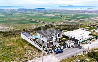 FOÇA YENİBAĞARASI'DA 5+1 TRİPLEX LOFT DENİZ MANZARALI SATILIK LÜKS VİLLA