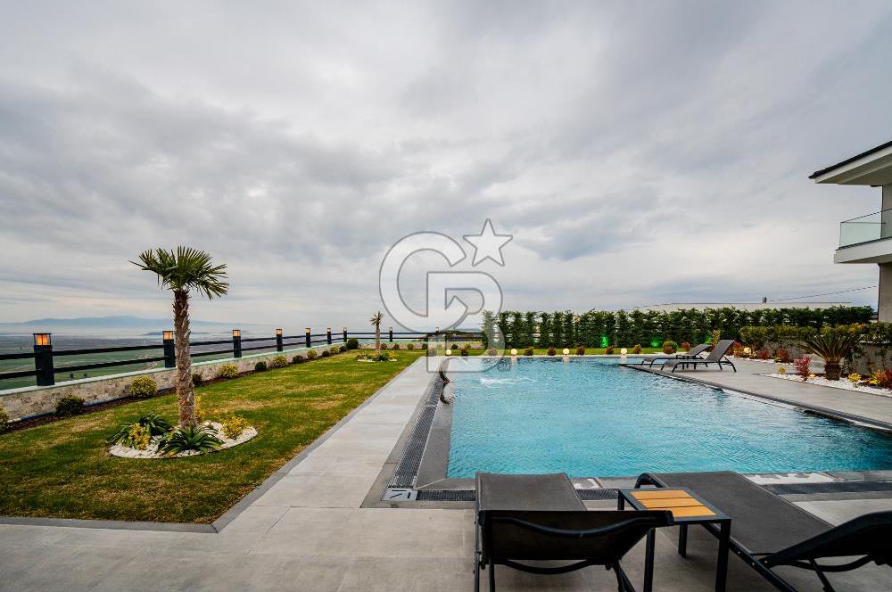 FOÇA YENİBAĞARASI'DA 5+1 TRİPLEX LOFT DENİZ MANZARALI SATILIK LÜKS VİLLA