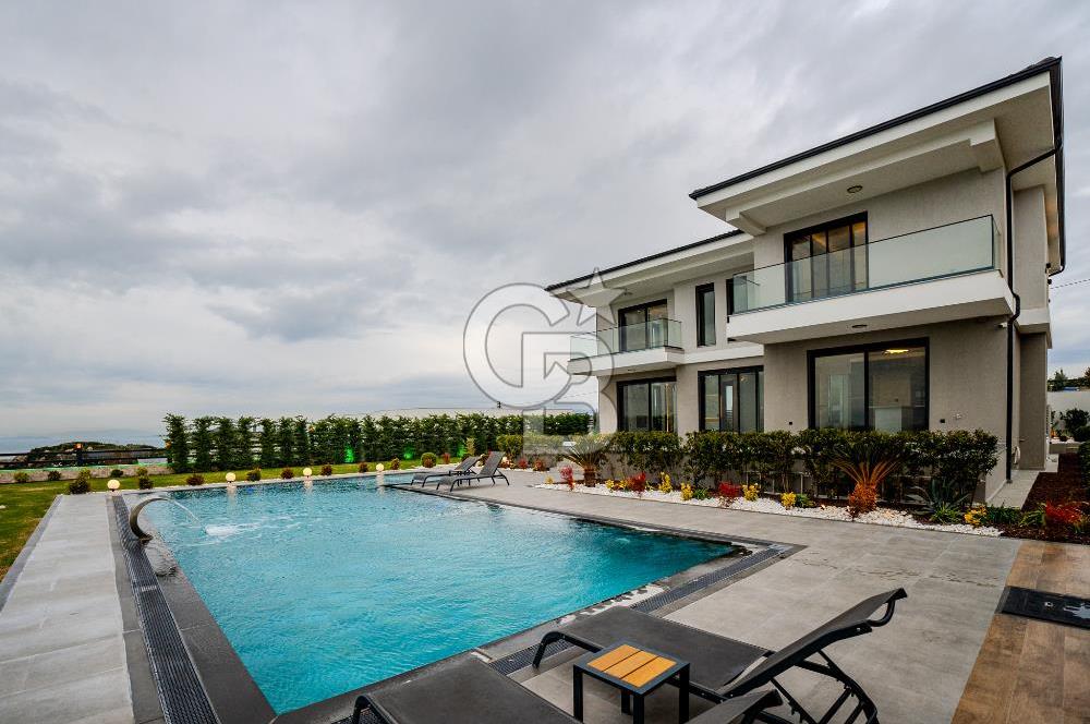 FOÇA YENİBAĞARASI'DA 5+1 TRİPLEX LOFT DENİZ MANZARALI SATILIK LÜKS VİLLA