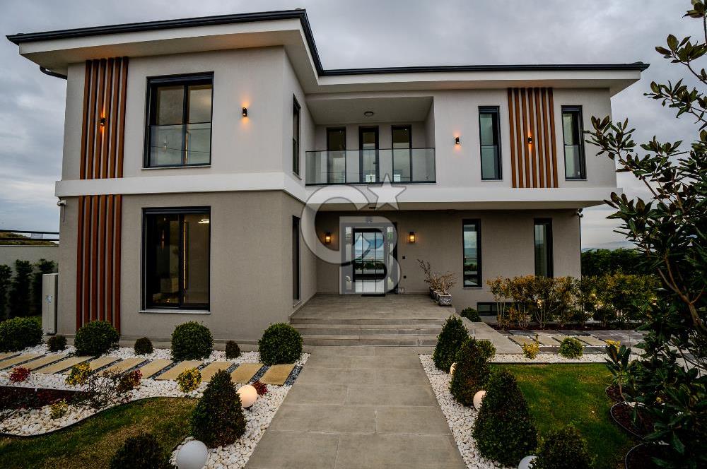 FOÇA YENİBAĞARASI'DA 5+1 TRİPLEX LOFT DENİZ MANZARALI SATILIK LÜKS VİLLA