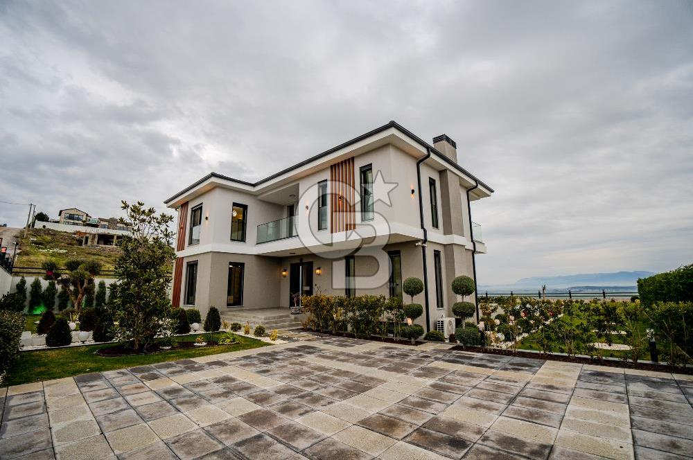 FOÇA YENİBAĞARASI'DA 5+1 TRİPLEX LOFT DENİZ MANZARALI SATILIK LÜKS VİLLA