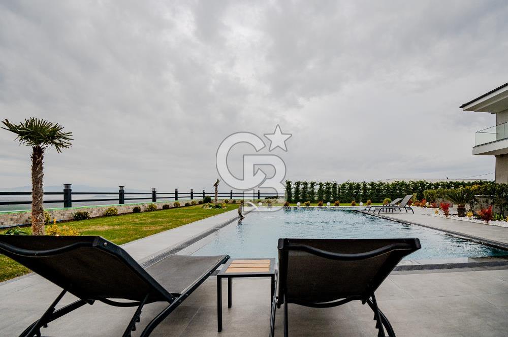 FOÇA YENİBAĞARASI'DA 5+1 TRİPLEX LOFT DENİZ MANZARALI SATILIK LÜKS VİLLA