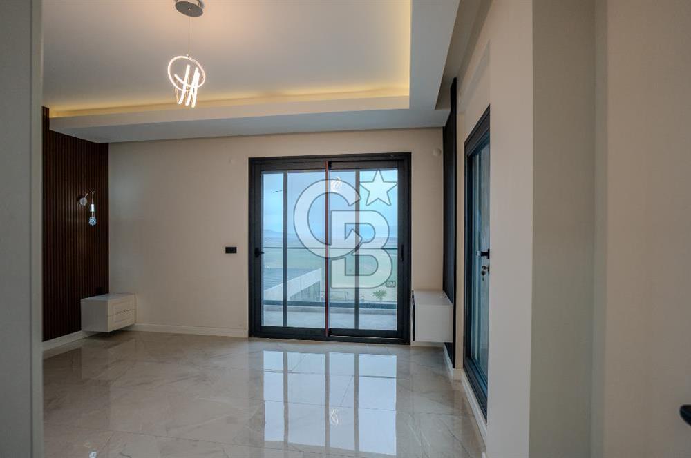 FOÇA YENİBAĞARASI'DA 5+1 TRİPLEX LOFT DENİZ MANZARALI SATILIK LÜKS VİLLA