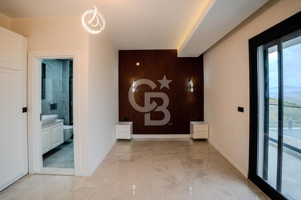 FOÇA YENİBAĞARASI'DA 5+1 TRİPLEX LOFT DENİZ MANZARALI SATILIK LÜKS VİLLA
