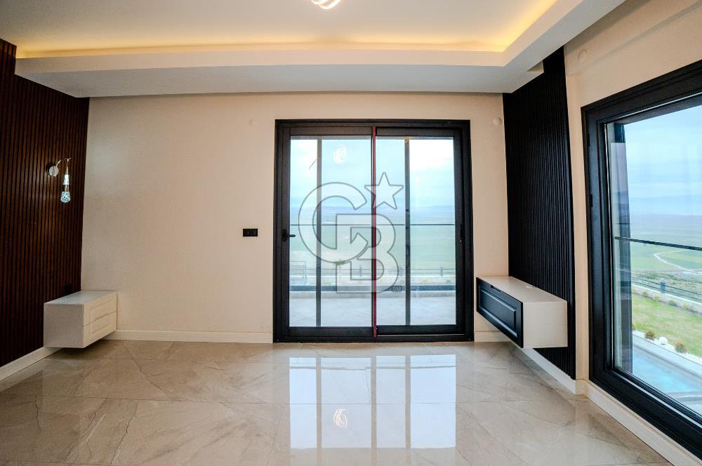 FOÇA YENİBAĞARASI'DA 5+1 TRİPLEX LOFT DENİZ MANZARALI SATILIK LÜKS VİLLA