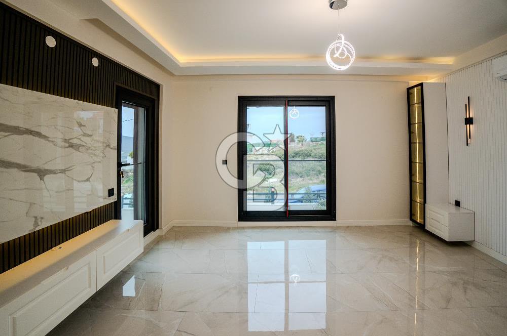 FOÇA YENİBAĞARASI'DA 5+1 TRİPLEX LOFT DENİZ MANZARALI SATILIK LÜKS VİLLA