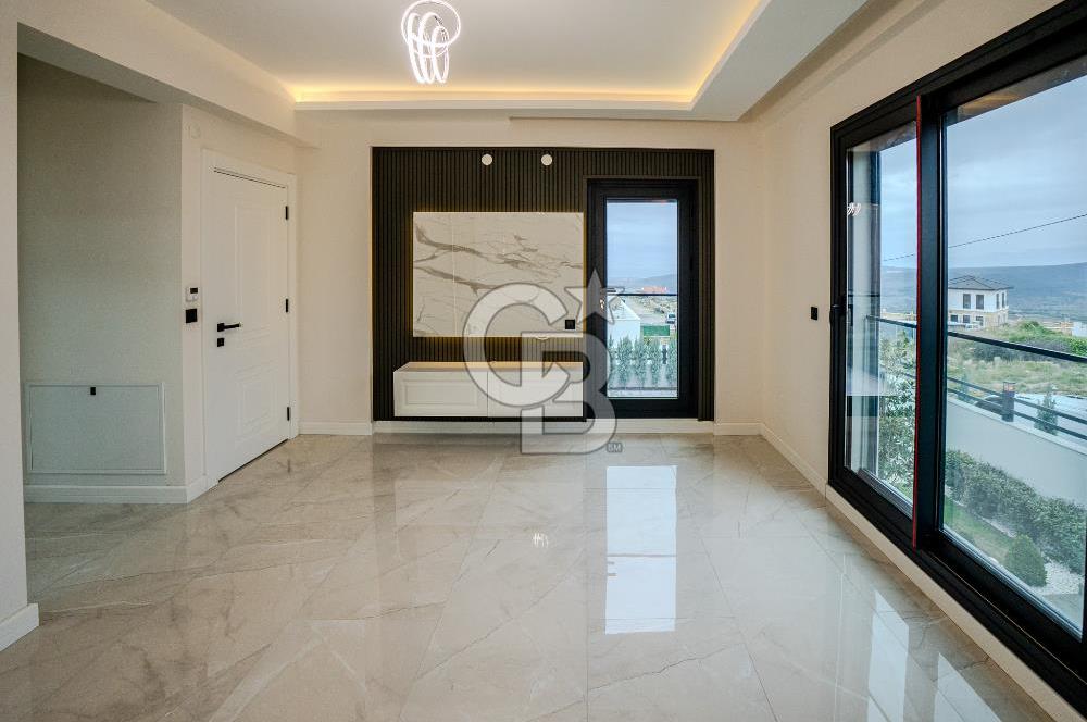 FOÇA YENİBAĞARASI'DA 5+1 TRİPLEX LOFT DENİZ MANZARALI SATILIK LÜKS VİLLA