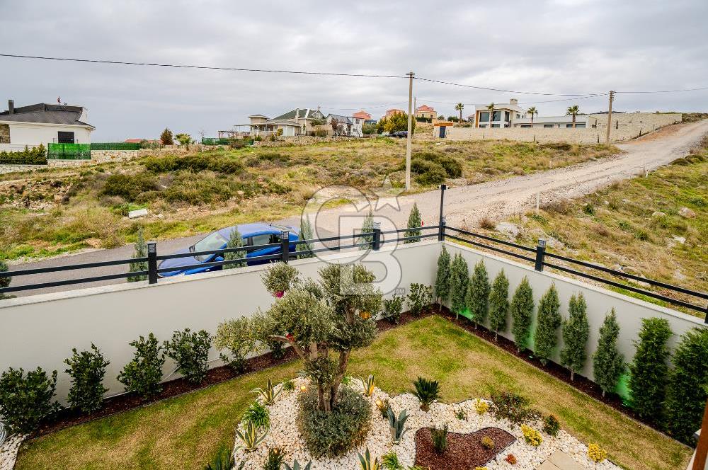 FOÇA YENİBAĞARASI'DA 5+1 TRİPLEX LOFT DENİZ MANZARALI SATILIK LÜKS VİLLA