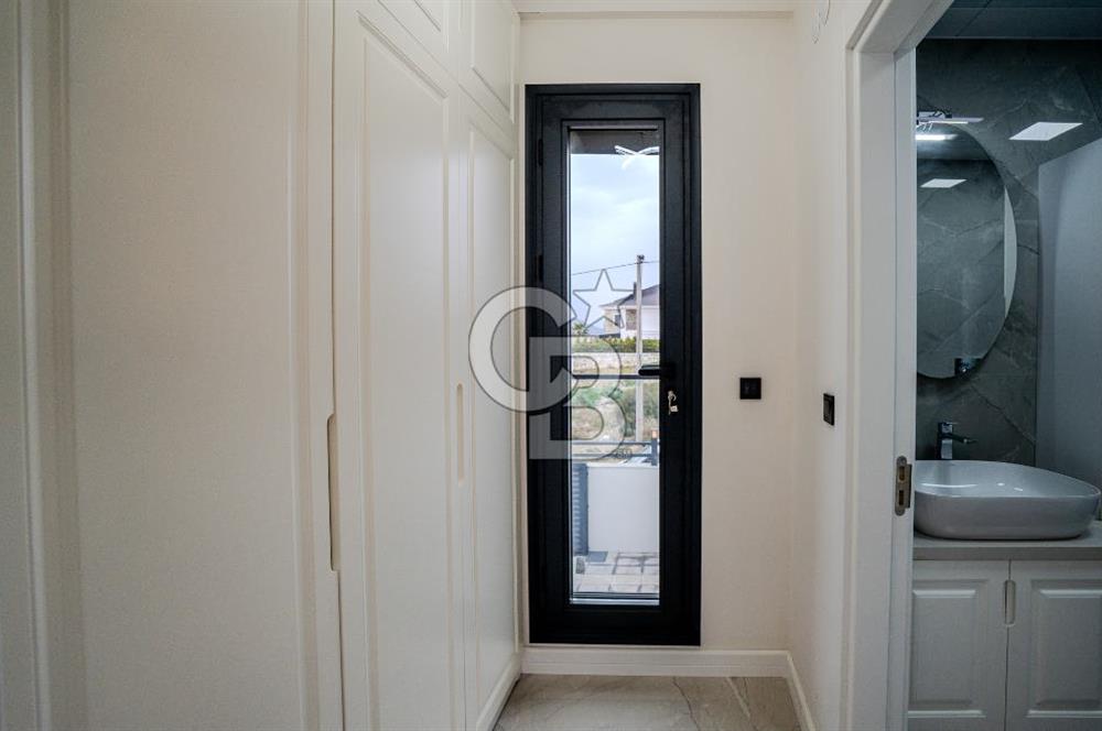 FOÇA YENİBAĞARASI'DA 5+1 TRİPLEX LOFT DENİZ MANZARALI SATILIK LÜKS VİLLA