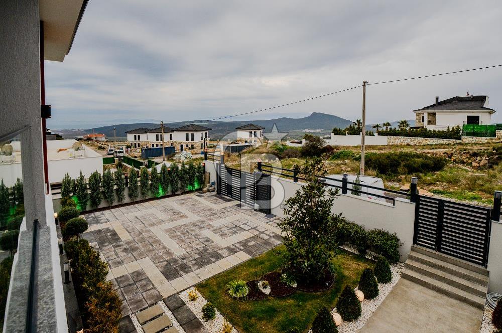 FOÇA YENİBAĞARASI'DA 5+1 TRİPLEX LOFT DENİZ MANZARALI SATILIK LÜKS VİLLA